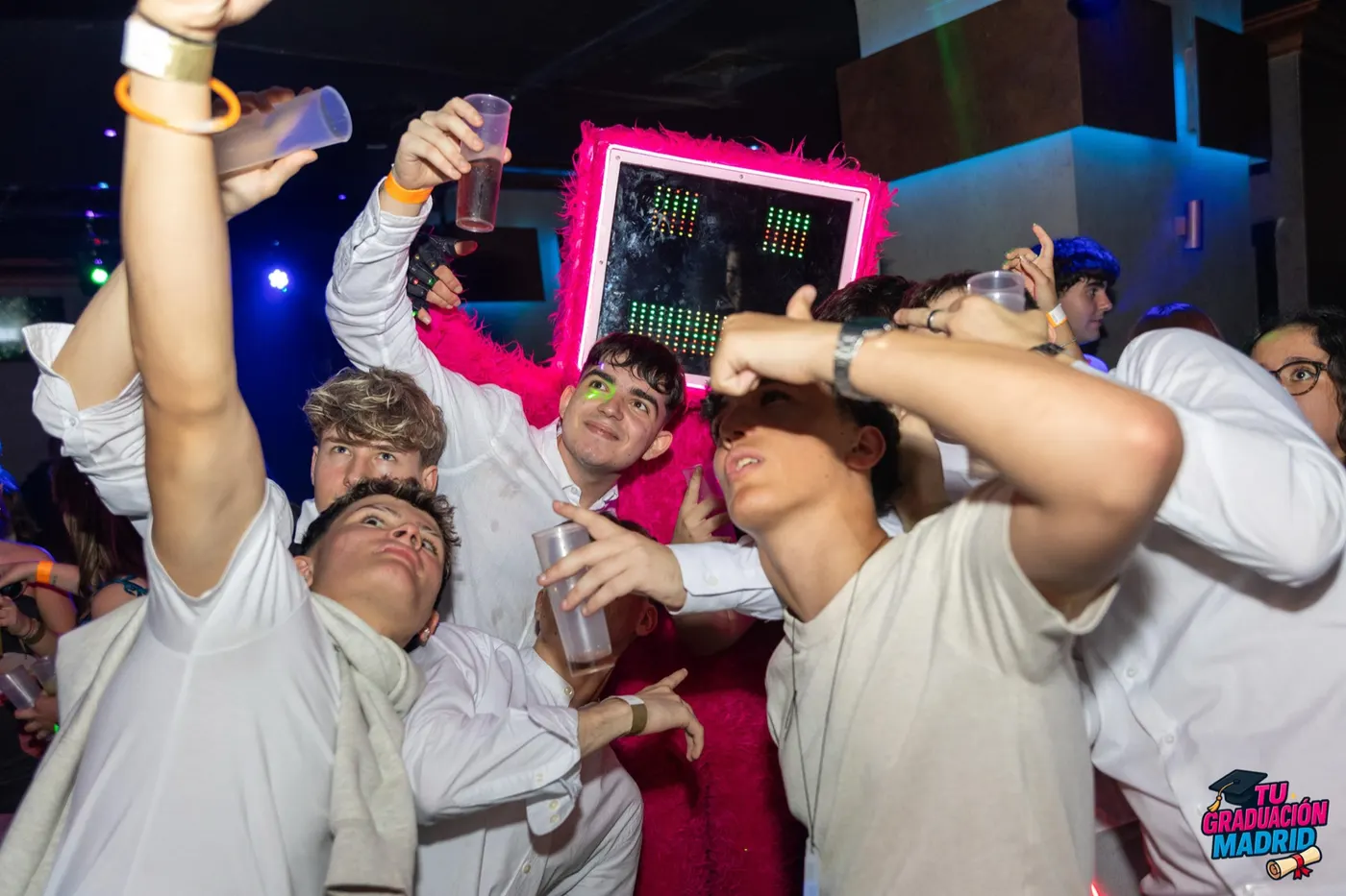 Fiesta de graduación con barra libre y DJ